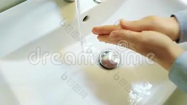 洗手：穿着衬衫的人会表现出彻底洗手和消灭病毒细菌的完整程序